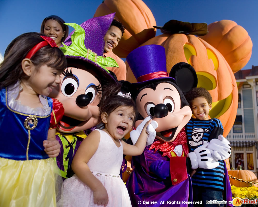 Imagen de Disneyland California  Mickey Mouse and Minnie Mouse celebrate Halloween