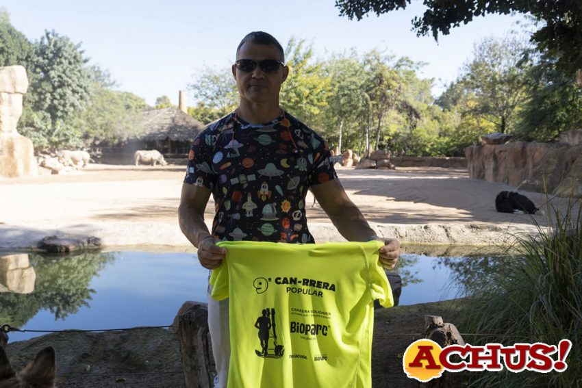 David Casinos, "se viste" la camiseta oficial de la  9ª Can-rrera de Bioparc Valencia