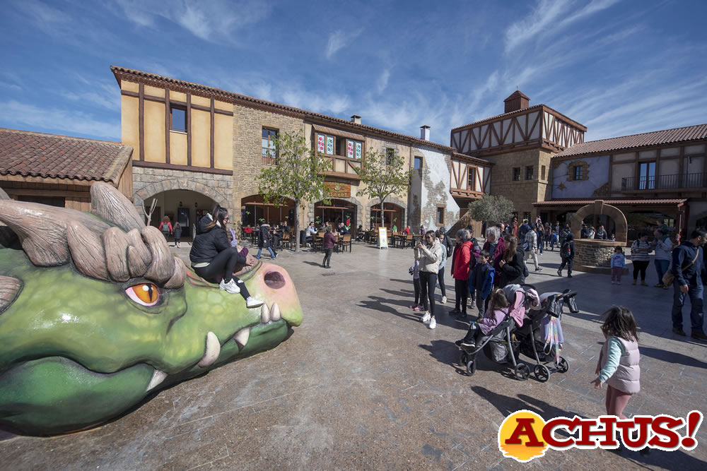 Dragón vigilante en el Pueblo Medieval.